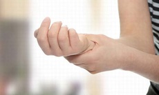 Run tay ở người trẻ có phải do bệnh lý?