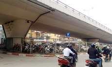 Trông xe dưới gầm cầu vượt Hà Nội vẫn... nhộn nhịp (?!)