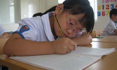 Làm cách nào để tránh gù lưng cho trẻ?