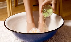 Đối phó với sưng chân khi đi máy bay