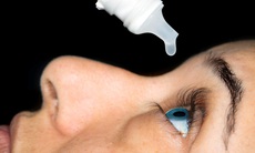Người cao tuổi bị khô mắt: Có nên dùng nước mắt nhân tạo?