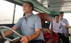 Người lái ca-nô ở đảo Cô Tô