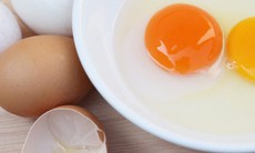 Ăn trứng sống dễ gây ngộ độc