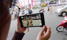 Người dân quay phim giám sát cảnh sát giao thông phải đúng luật