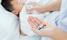 Hạ sốt cho trẻ thế nào để tránh ngộ độc thuốc?