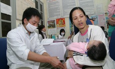 Lưu ý chăm sóc trẻ sau tiêm chủng trong ngày lạnh
