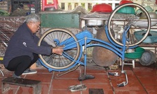 Cựu binh biến phế liệu thành xe đạp tặng học sinh nghèo