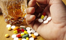 Uống thuốc dị ứng cùng với rượu: Tương tác nguy hiểm