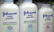 Bị kiện phấn rôm gây ung thư, Johnson & Johnson bồi thường 72 triệu USD