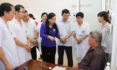 Bộ trưởng Y tế Nguyễn Thị Kim Tiến thăm và tặng bàn mổ di động cho BVĐK Hà Tĩnh