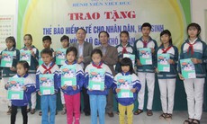 Trao tặng 491 thẻ BHYT cho học sinh và nhân dân vùng lũ