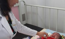 Mẹ mắc thủy đậu không cho bé bú, sao bé vẫn lây bệnh?