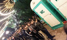 Đón năm mới ở Hà Nội: Choáng cảnh hàng nghìn người chen chân chờ vào nhà vệ sinh