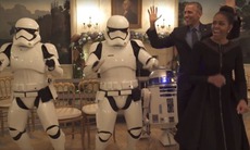 Thích thú xem vợ chồng Tổng thống Obama nhảy với chiến binh Stormtrooper trong Star War