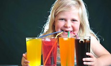 Thường xuyên uống nước ngọt có gas, trẻ dễ mắc bệnh gan nhiễm mỡ