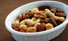 Protein từ các loại hạt tốt cho sức khỏe tim hơn thịt