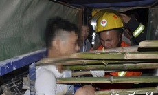 Xe 3 bánh va chạm với ô tô, lái xe bị cọc tre đâm xuyên ngực