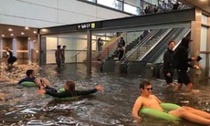 Mưa ngập, ga tàu điện ngầm biến thành bể bơi