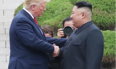 Tổng thống Donald Trump và nhà lãnh đạo Kim Jong-un gặp nhau tại DMZ