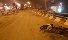 Tai nạn nghiêm trọng ở cầu Thanh Trì: Đâm một đoạn dài dải phân cách và 2 xe máy, xe bồn mới dừng lại