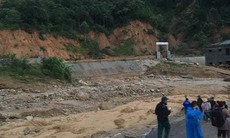 Gia đình BS. Nguyễn Văn Trúc, Trưởng trạm y tế xã Phước Thành, tỉnh Quảng Nam mất hết nhà cửa do bão lũ