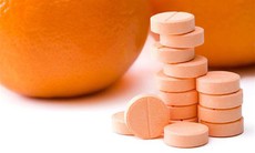 Không dùng vitamin C liều cao để phòng và trị COVID-19