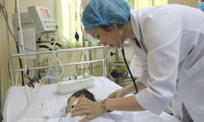 Bé 3 tuổi nguy kịch tính mạng vì gia đình tự đắp lá thuốc nam