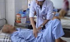 30 phút nội soi mật tuỵ ngược dòng lấy sỏi đường mật cho cụ ông 80 tuổi
