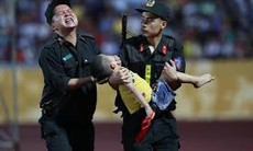 Trẻ bị co giật, có nên đút ngón tay, nhét thìa, khăn vào mồm để tránh bị cắn vào lưỡi?