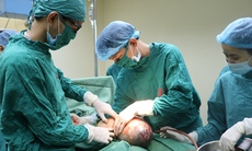 Lần thứ 2 bác sĩ viện Việt Nam – Thụy Điển Uông Bí đón em bé chào đời còn nguyên túi ối