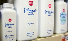 Johnson & Johnson thu hồi 33.000 chai bột phấn trẻ em vì nghi chứa chất gây ung thư