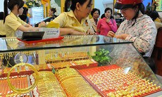 Giá vàng ‘lao dốc’ theo giá dầu