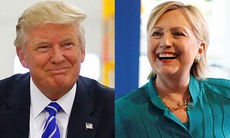 Những người ủng hộ bà Clinton ngồi bệt xuống đường, ôm nhau ứa nước mắt