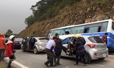 Xe khách đâm vào vách núi, 1 người chết, 30 người bị thương