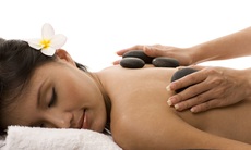 Massage trị liệu bằng đá nóng: Lợi ích và những cảnh báo