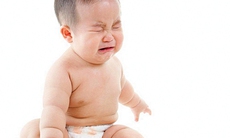 Khổ vì trẻ cứ đi tiểu  là khóc thét