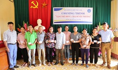 Tặng thẻ BHYT cho người có hoàn cảnh khó khăn