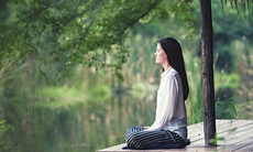 “Hãy nghỉ ngơi như hòn sỏi chìm xuống lòng sông”