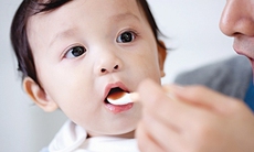 Có cần cho con uống vitamin và khoáng chất bổ sung?