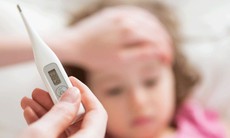 Có cần cho trẻ uống oresol khi bị sốt?