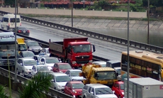 Hà Nội: Hàng nghìn ô tô “chết cứng” ở đường trên cao
