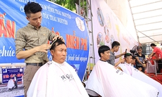 Tiệm cắt tóc miễn phí tại ngày hội hiến máu ở Thủ đô gió ngàn