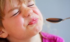 Lưu ý để trẻ uống thuốc không bị nôn