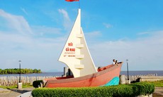 Chào cờ ở cột cờ Lũng Cú và đất mũi Cà Mau