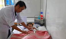 Hà Tĩnh: Bé trai 8 tuổi mất hai ngón tay vì tự chế pháo nổ
