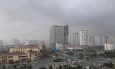 Hà Nội mưa to, gió giật mạnh đúng giờ cao điểm, cảnh báo ngập lụt