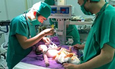Mổ cấp cứu "sắp xếp" lại nội tạng cho trẻ sơ sinh thoát vị rốn nguy kịch