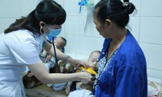 Hà Nội: Cặp song sinh 11 tháng nguy kịch vì mắc sởi