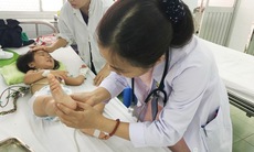 Bác sĩ chỉ rõ dấu hiệu cần đưa trẻ đi viện ngay lập tức, tránh tử vong do tay chân miệng