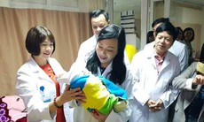 Bộ trưởng y tế thăm, động viên các y bác sĩ "đón Tết" trong bệnh viện